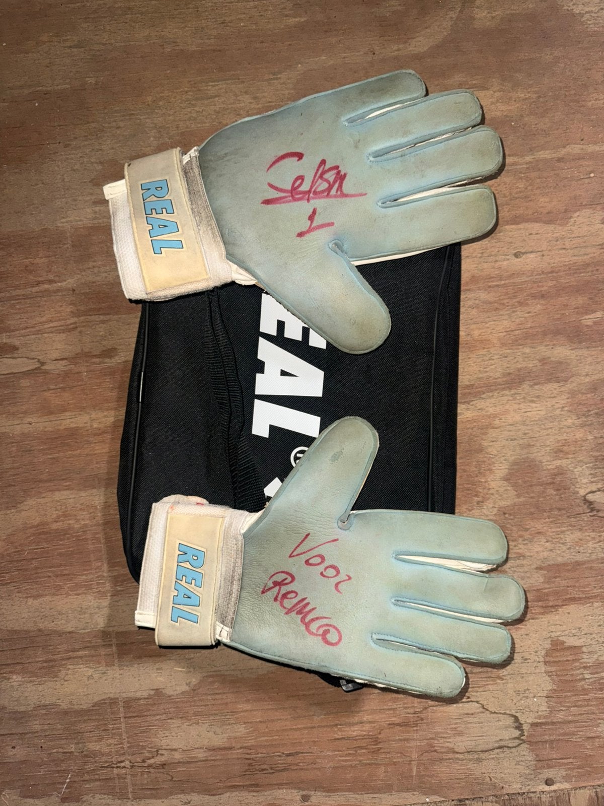 Gesigneerde keeperhandschoenen van Matz Sels, Sport en Fitness, Ophalen, Zo goed als nieuw
