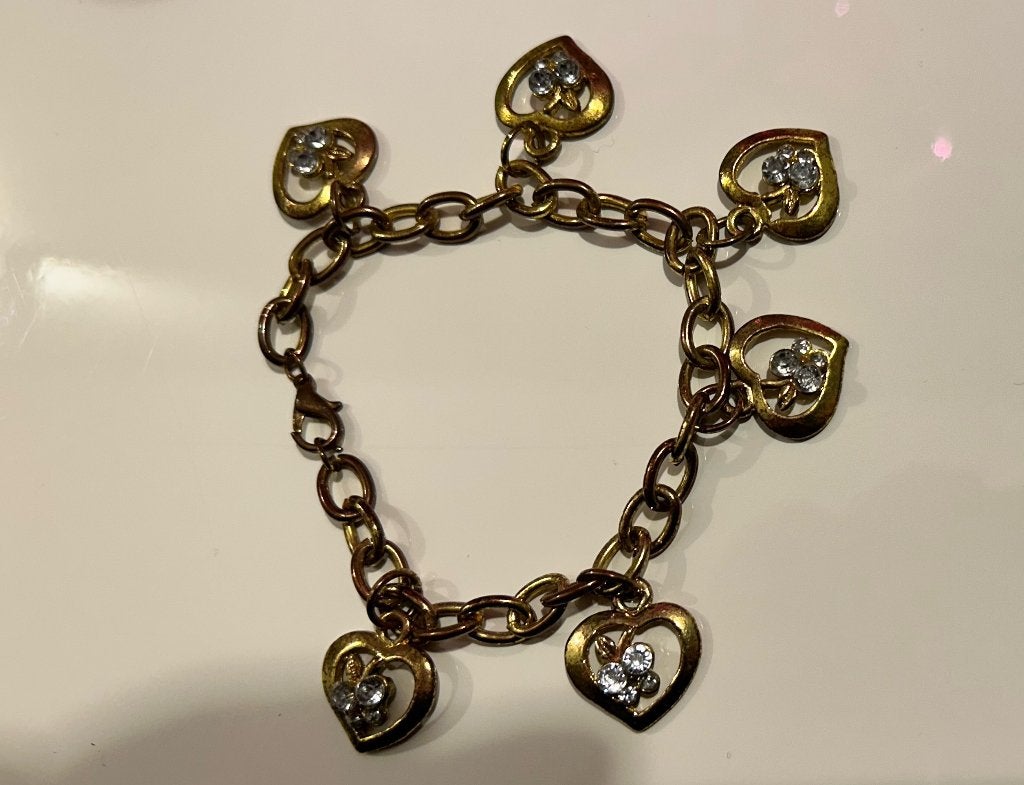 Goudkleurige schakelarmband met hartjes, Ophalen of Verzenden, Gebruikt, Goud, Met strass