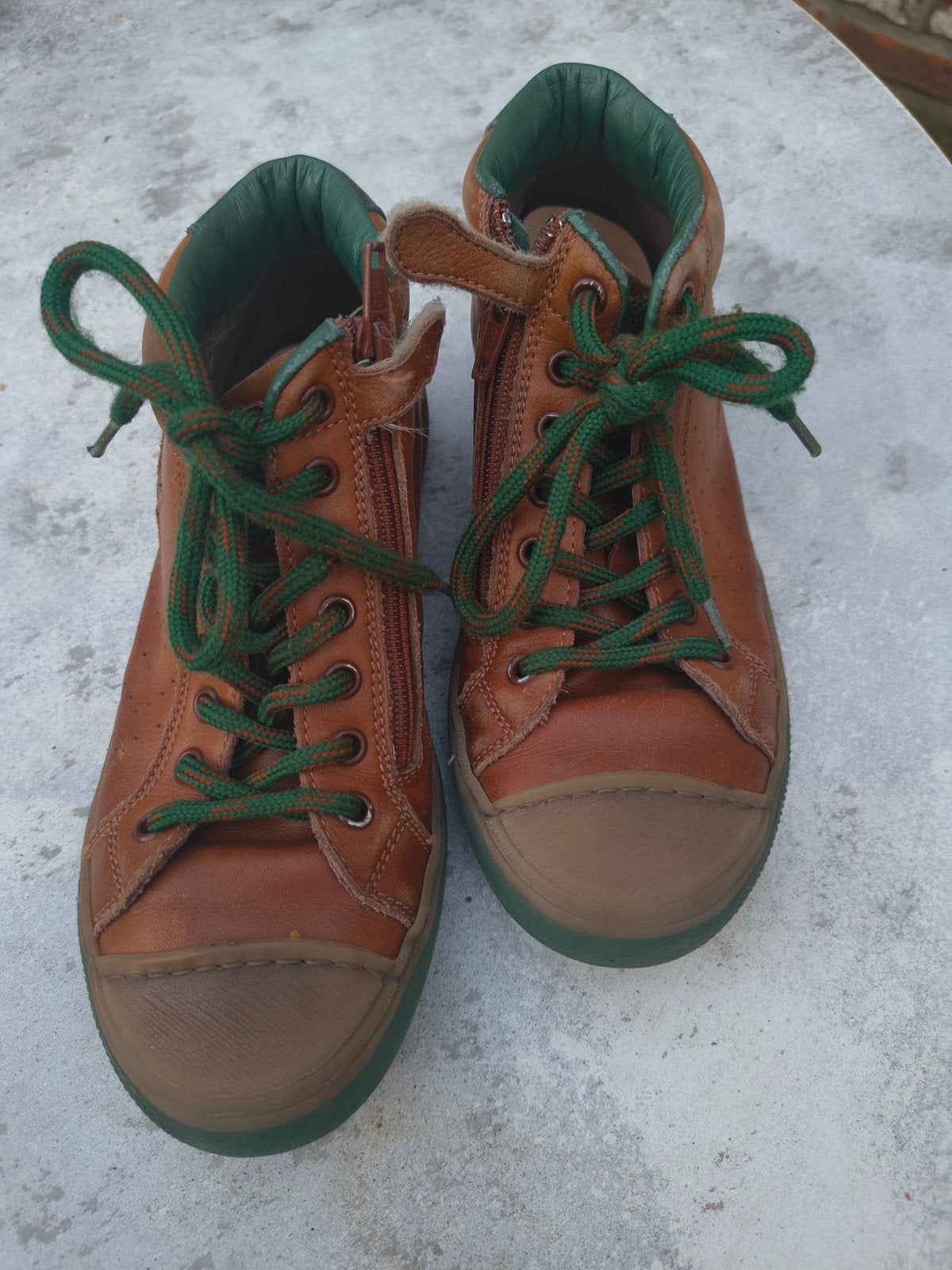 Stones and bones 33, Enlèvement, Chaussures
