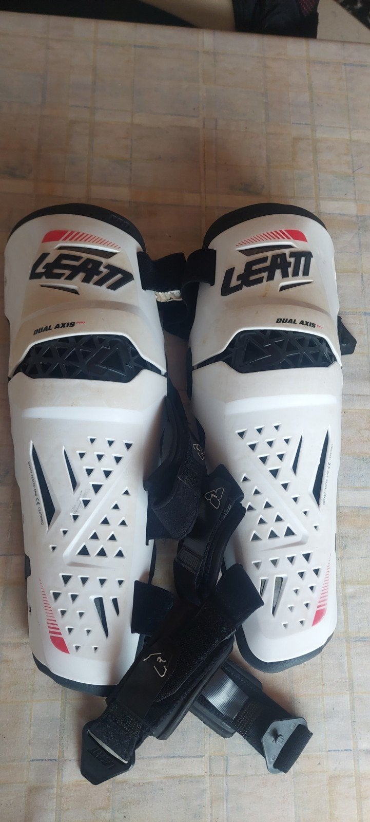 Leatt dual axis pro L/XL, Sport en Fitness, Ophalen