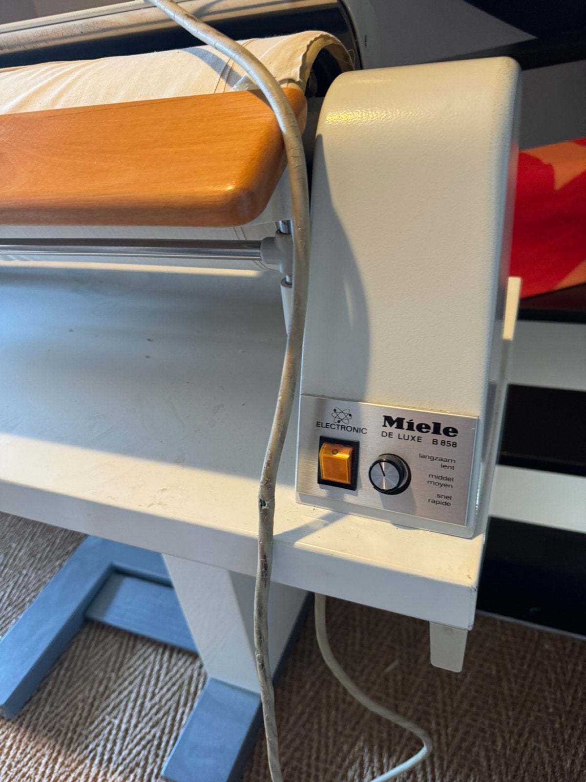 Retrait gratuit : rouleau/mangel à repasser Miele, Electroménager, Fers à repasser & Planches à repasser, Enlèvement, Utilisé