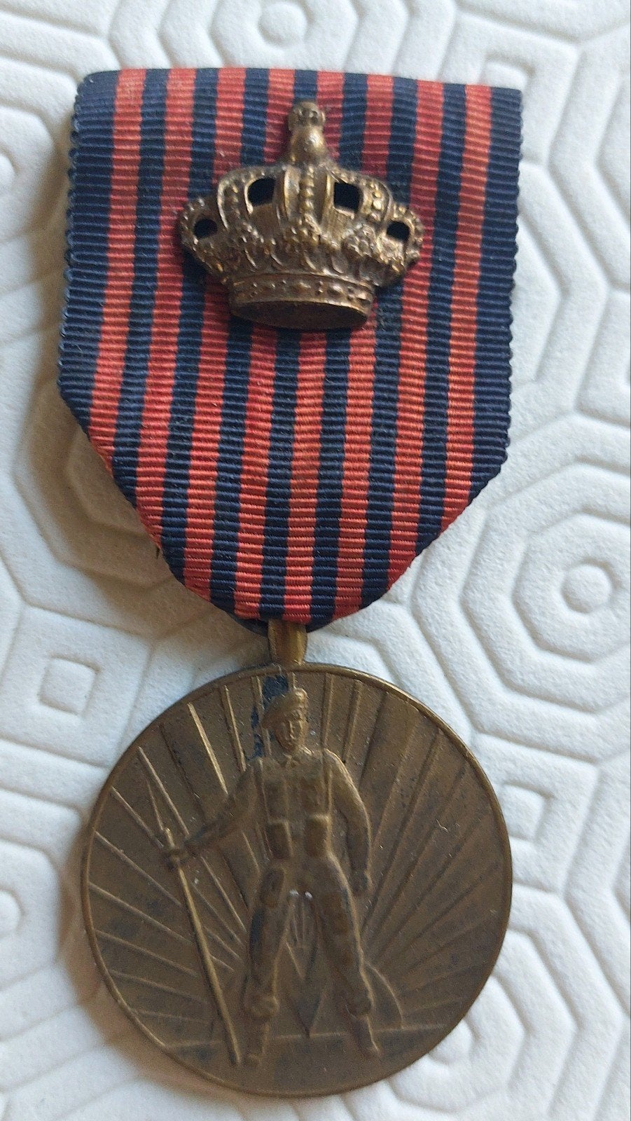 médaille de volontaire 1940 1945 avec couronne royale, Timbres & Monnaies, Enlèvement ou Envoi