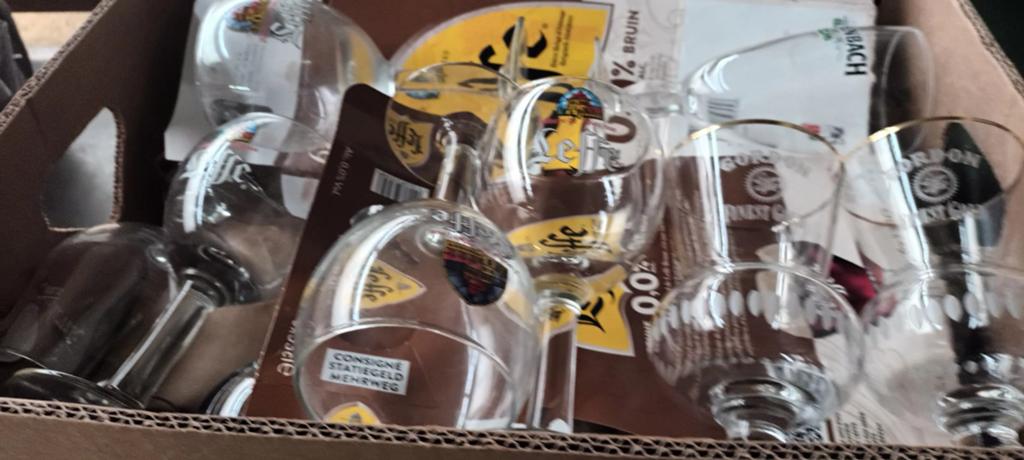 5 bananendozen vol met bierglazen, Ophalen