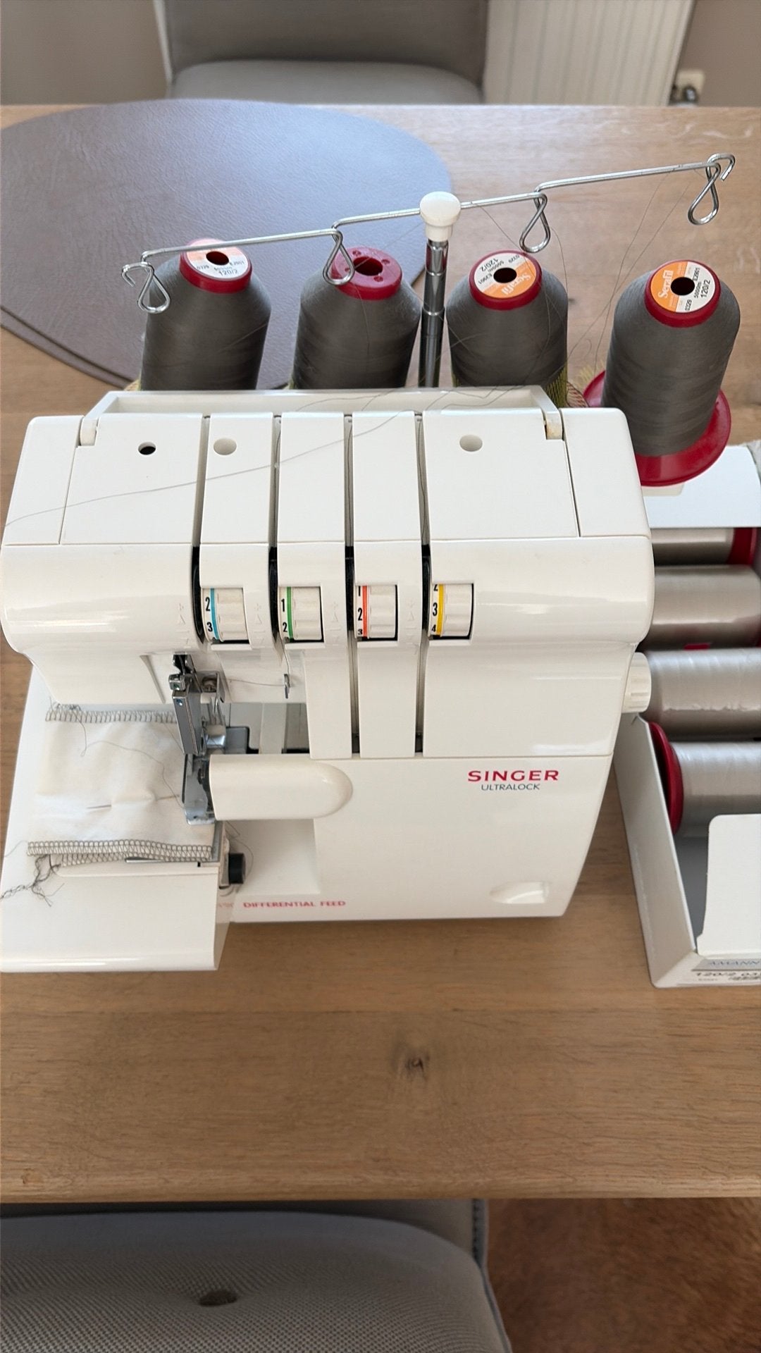 Overlock machine, Hobby & Loisirs créatifs, Machines à coudre & Accessoires, Enlèvement, Comme neuf, Singer