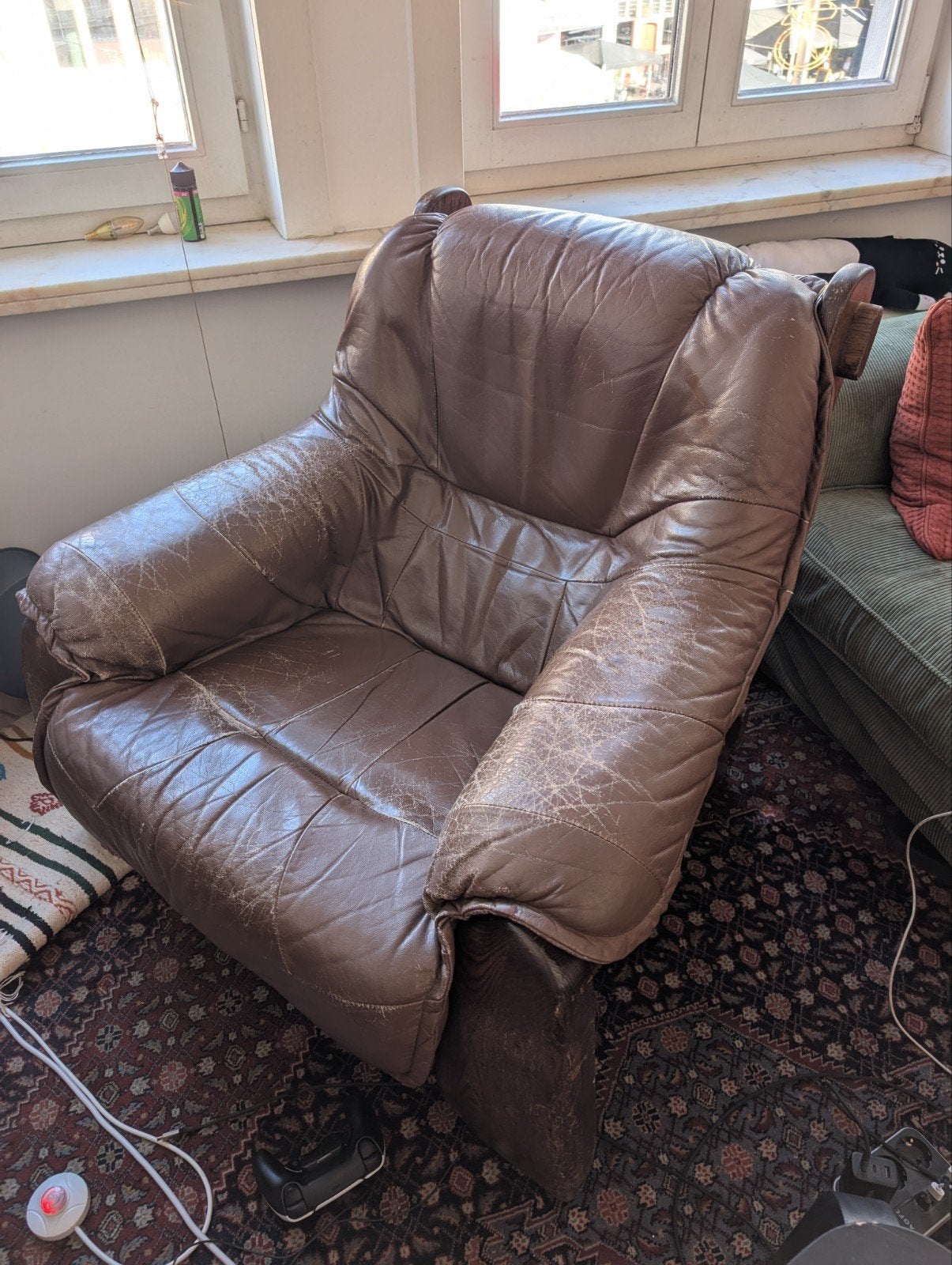 vintage scandinavisch fauteuil massief hout en leder, Huis en Inrichting, Ophalen, Hout