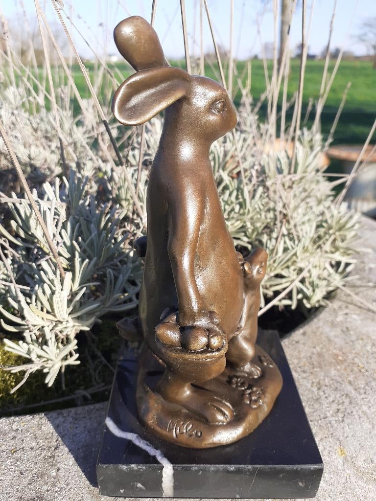 BRONZEN KONIJN EN ZIJN BABY GESIGNEERD MILO OP EEN SOKKEL, Ophalen, Brons
