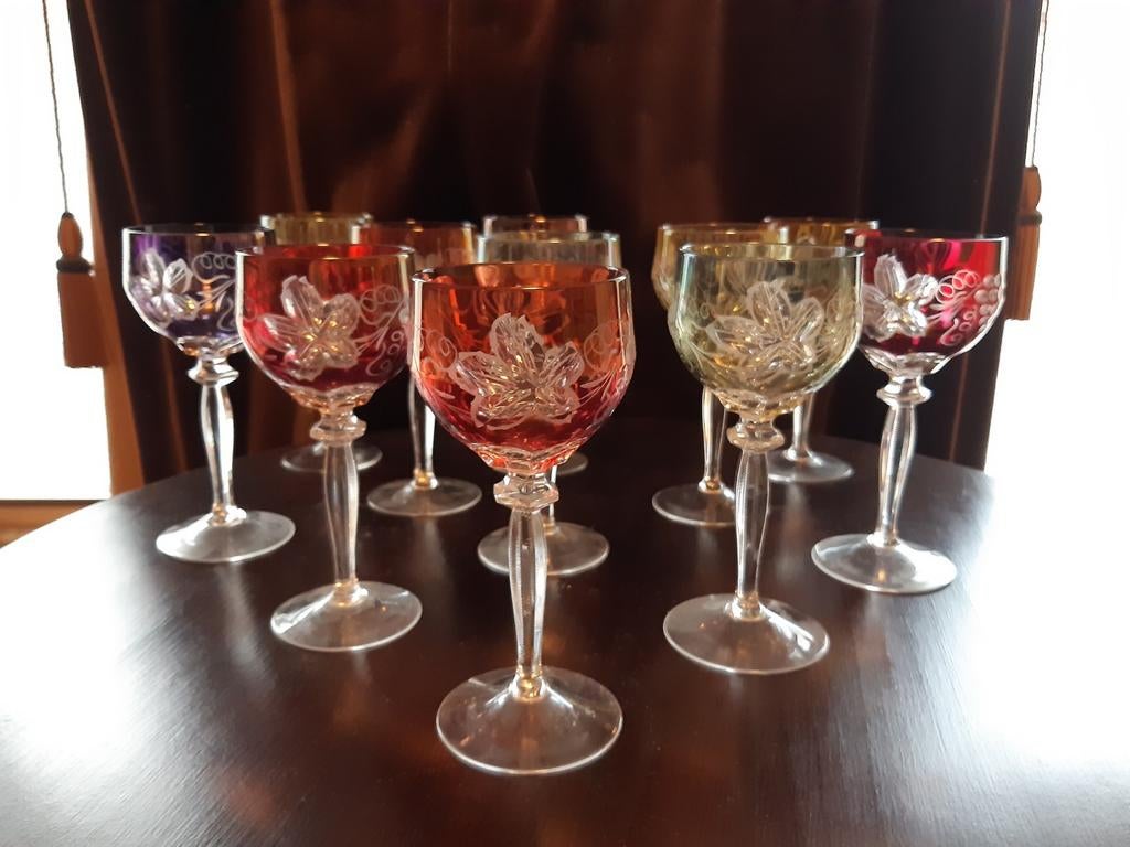 11 verres en cristal coloré, Antiquités & Art, Antiquités | Verre & Cristal, Enlèvement