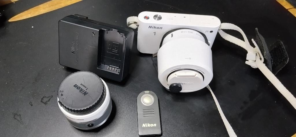 Nikon 1 J1 +10-30 + 30-110 + RC, 4 à 7 fois, Compact, Enlèvement, Utilisé