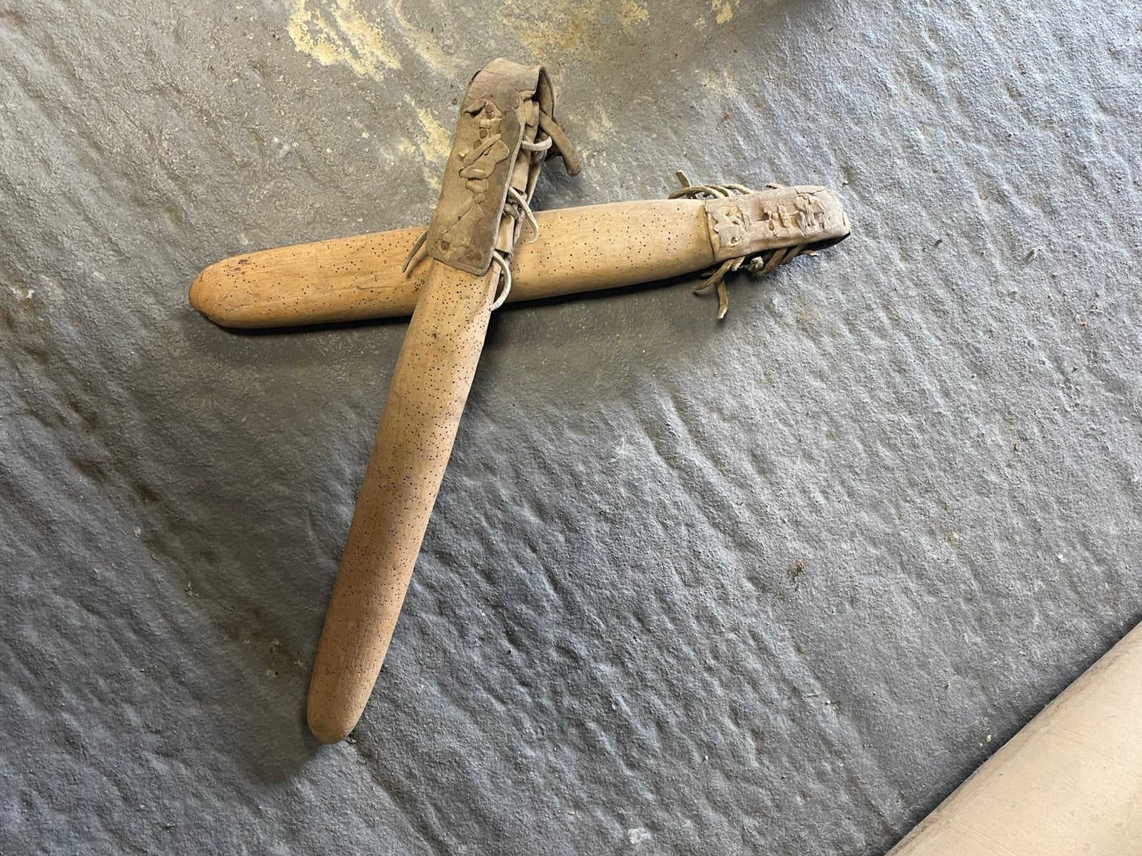 2 antieke vlegels als decoratie, Ophalen