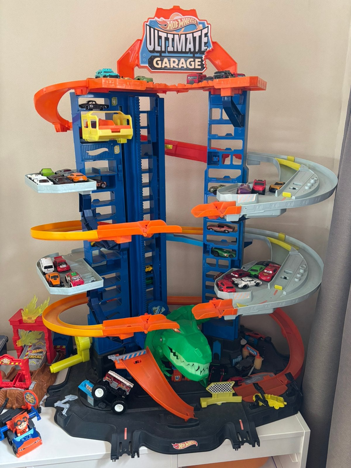 Hot wheels ultimate dino garage met extra auto’s, Ophalen, Zo goed als nieuw, Hot Wheels