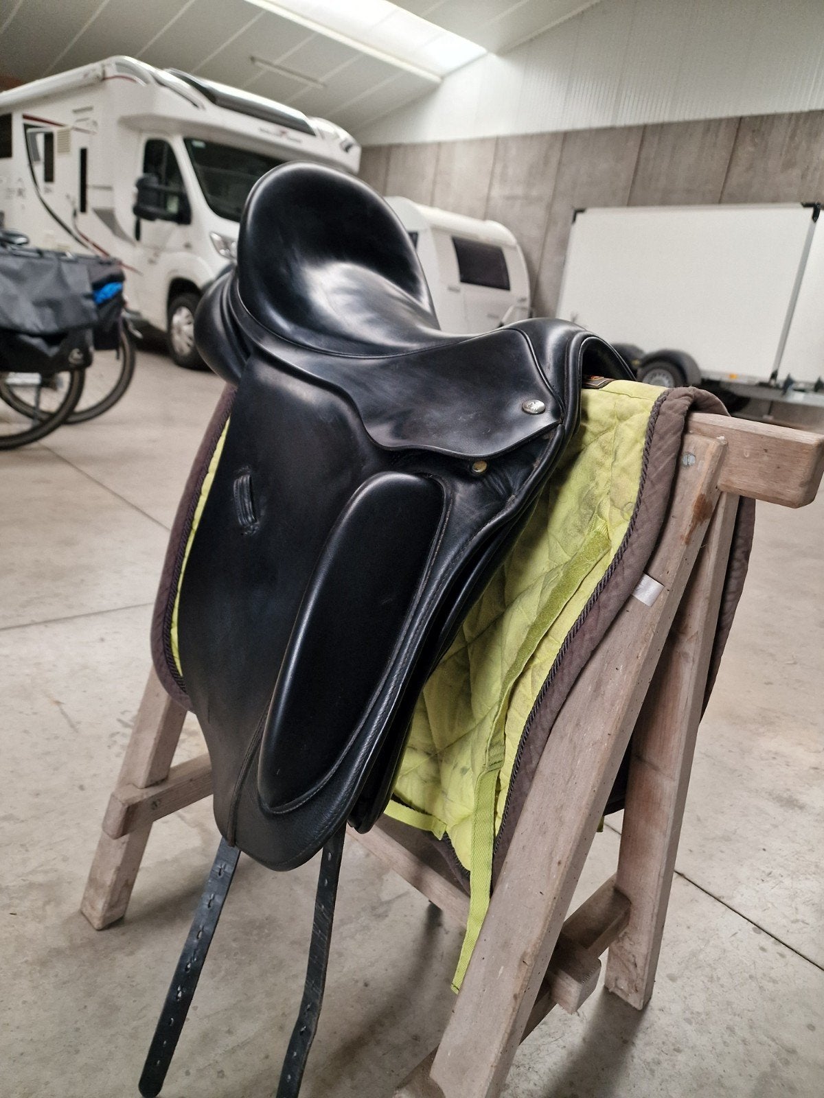 Selle de dressage Bjorn Villeyn Ellen 17 pouces, Animaux & Accessoires, Chevaux & Poneys | Autres trucs de cheval, Enlèvement