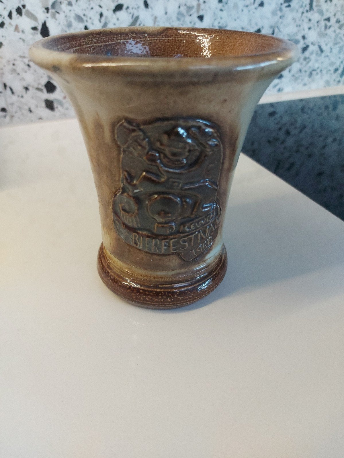 Chope à bière vintage Leuven Beer Festival 1968 — Signée Gué, Antiquités & Art, Antiquités | Email, Enlèvement ou Envoi