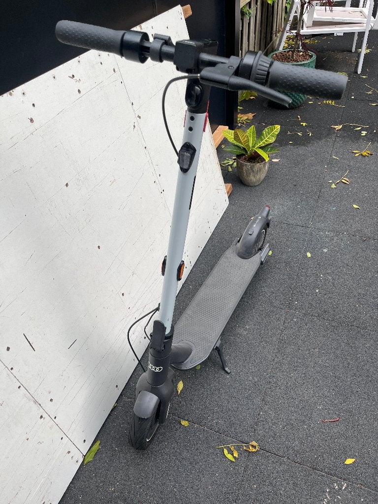e-step Segway Ninebot G30D II Audi editie, Fietsen en Brommers, Ophalen, Zo goed als nieuw, Elektrische step (E-scooter), Segway-Ninebot
