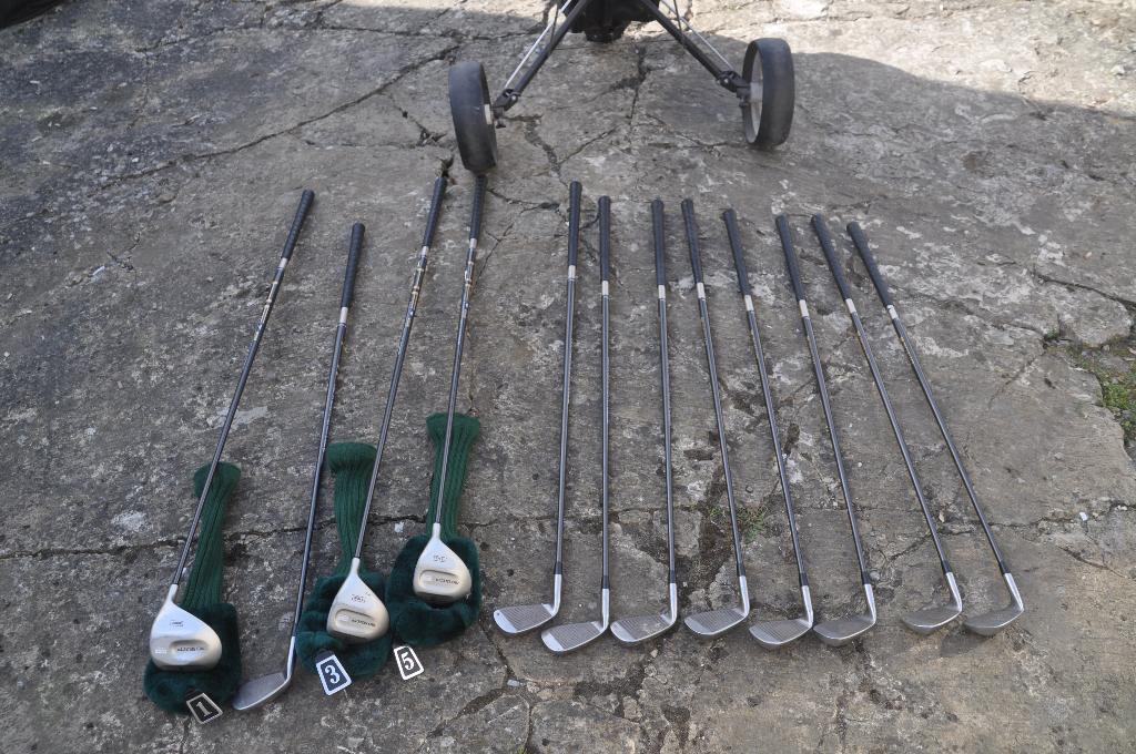 Lot de 18 clubs de gofl avec sac sur roue et sac sans roue, Ophalen, Gebruikt, Tas