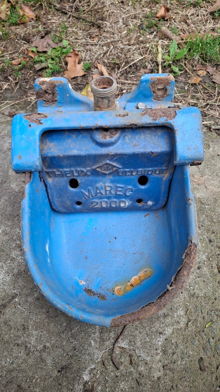 Bac à boire en fonte antique Marec Theux