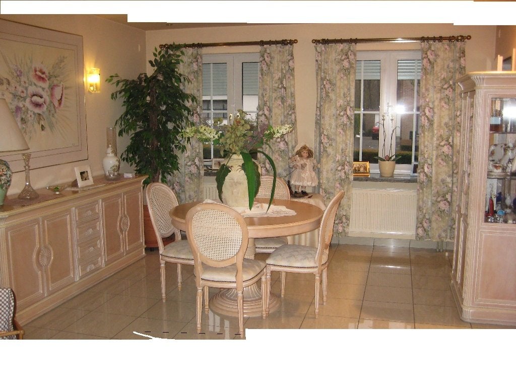 Living kast +vitrine +tafel en 4 stoelen + kader, Ophalen, Gebruikt