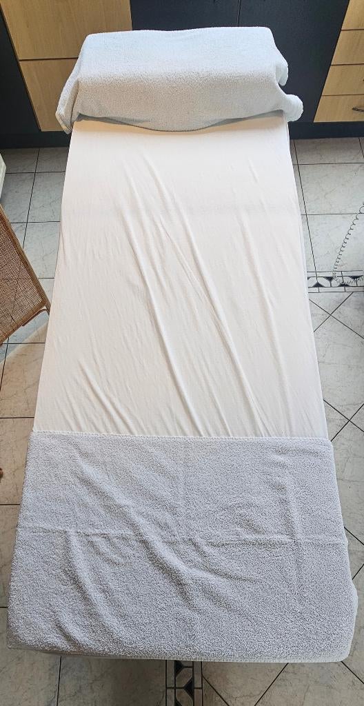 Massage tafel / behandeltafel -zeer stabiel–scherp geprijsd, Sports & Fitness, Produits de massage, Utilisé, Table de massage