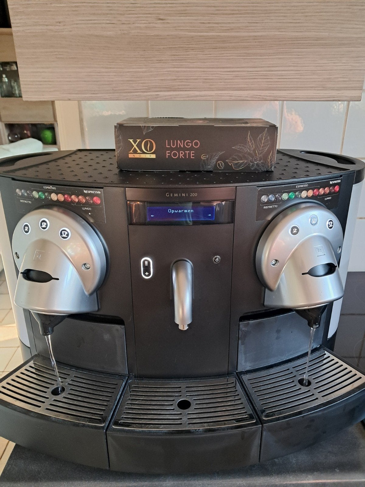 état de fonctionnement de la machine à café Nespresso Pro, Réservoir d'eau amovible, Dosettes et capsules de café, Utilisé, 10 tasses ou plus