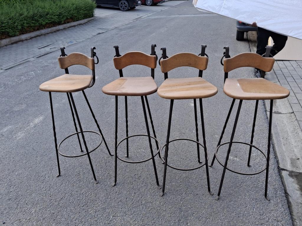 Ensemble de quatre tabourets de bar vintage brutalistes en f, Enlèvement