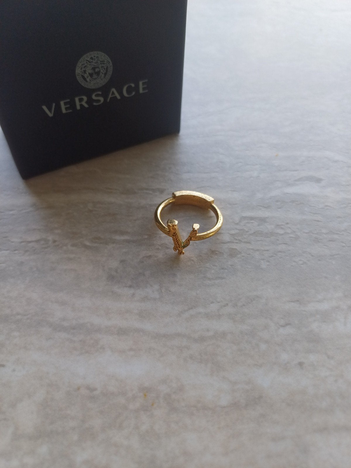 VERSACE Vitrus V ring gold, Bijoux, Sacs & Beauté, Bagues, Femme ou Homme, Or, Comme neuf, Or