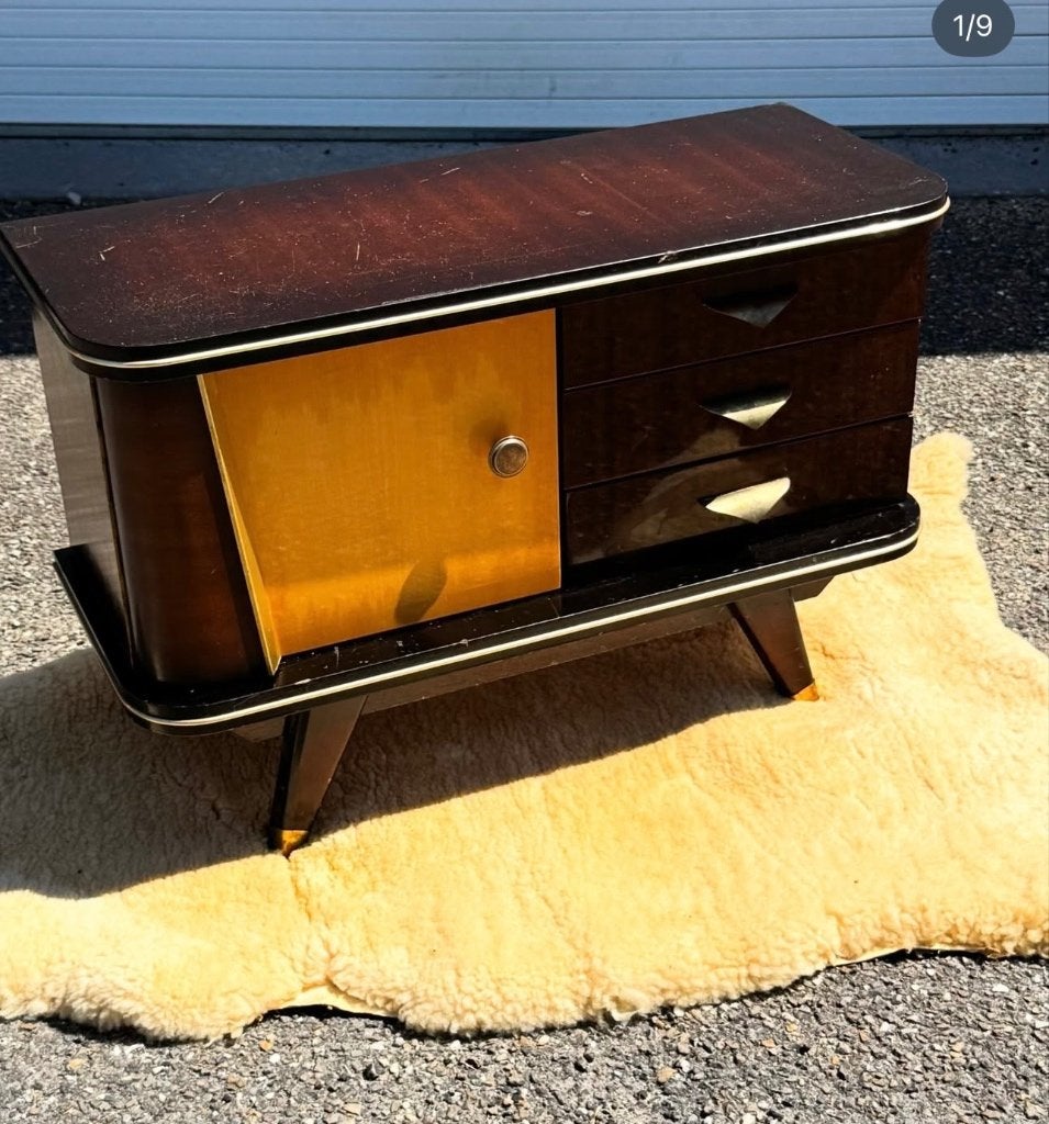 Table de chevet des années 1950, Enlèvement