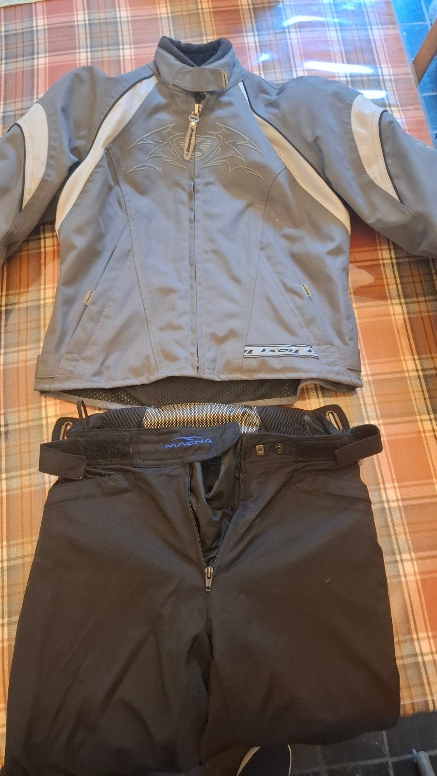 Dames motorbroek Macna (zwart)en vest Icon (grijs). Small, Motoren, Broek | textiel, Dames, Tweedehands, Ophalen