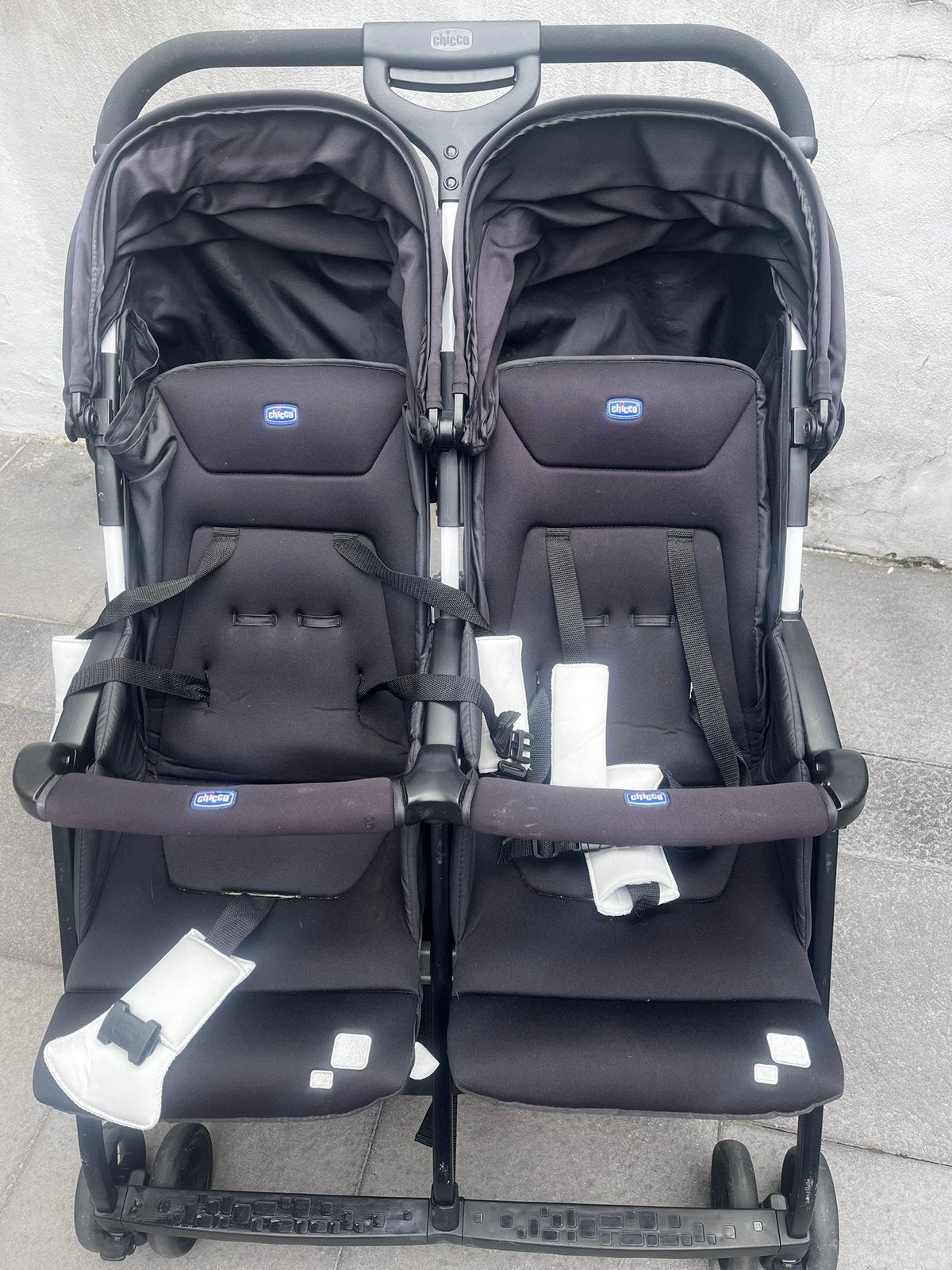 Dubbele buggy van het merk Chicco, Kinderen en Baby's, Tweelingen en Meerlingen, Ophalen, Zo goed als nieuw