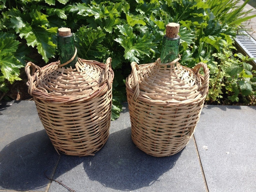 2 dame jeanne en  panier avec bouchon en liège 6l. AYELENSE, Maison & Meubles, Accessoires pour la Maison | Vases, Enlèvement ou Envoi