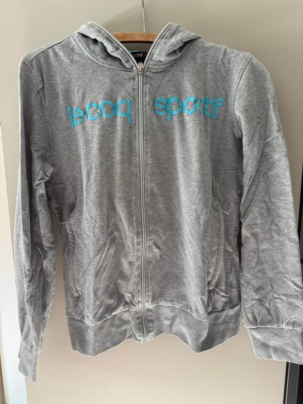 Sweatshirt met kap en ritssluiting Le coq sportif, Maat 38/40 (M), Ophalen of Verzenden, Fitness of Aerobics, Grijs