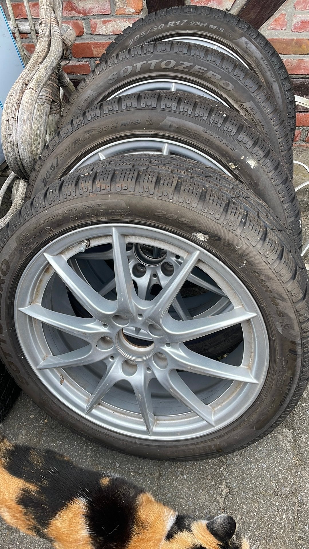 Mercedes classe A. Pirelli. Comme neuf. 205/50/17, Enlèvement