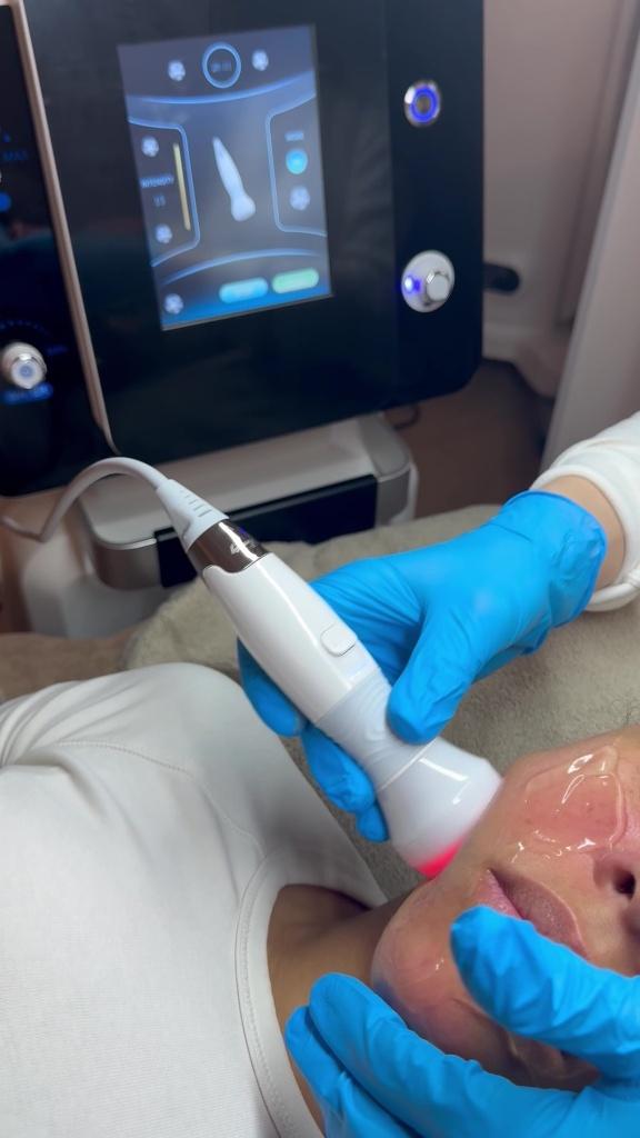 Aqua Glow Treatment - Pure hydratatie en natuurlijke gloed, Diensten en Vakmensen