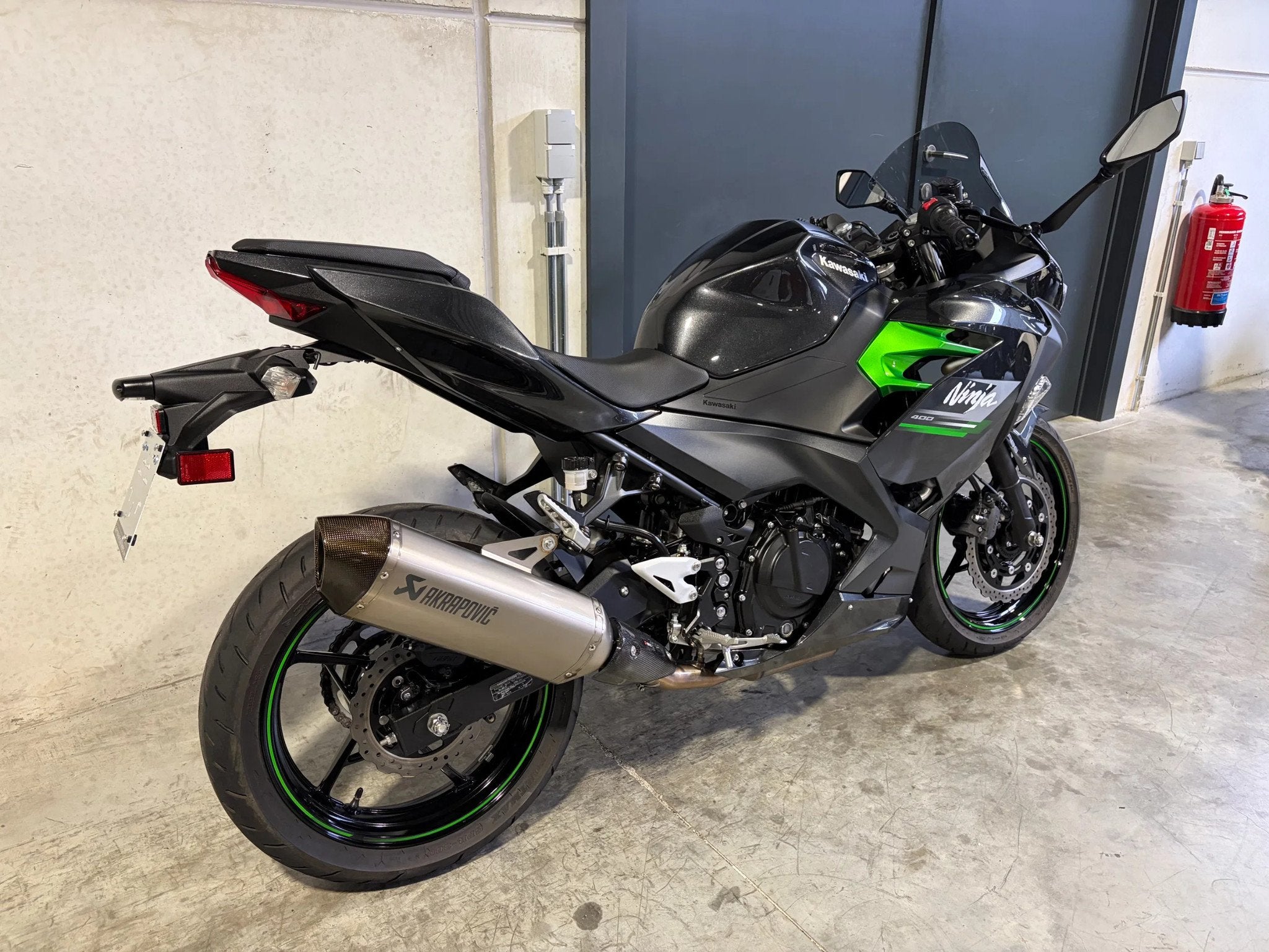 Kawasaki Ninja 400 met Akrapovic, perfect voor A2 (bj 2023), Motoren, 400 cc, Bedrijf, Super Sport, 12 t/m 35 kW