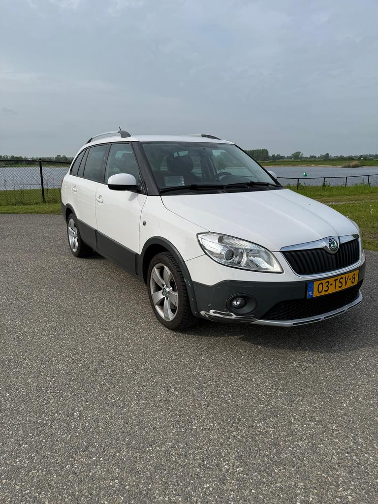 Skoda Fabia combi 1.2 TSI scout airco sportvelgen , reling, Autos, Entretenue par le concessionnaire, Achat, Attache-remorque