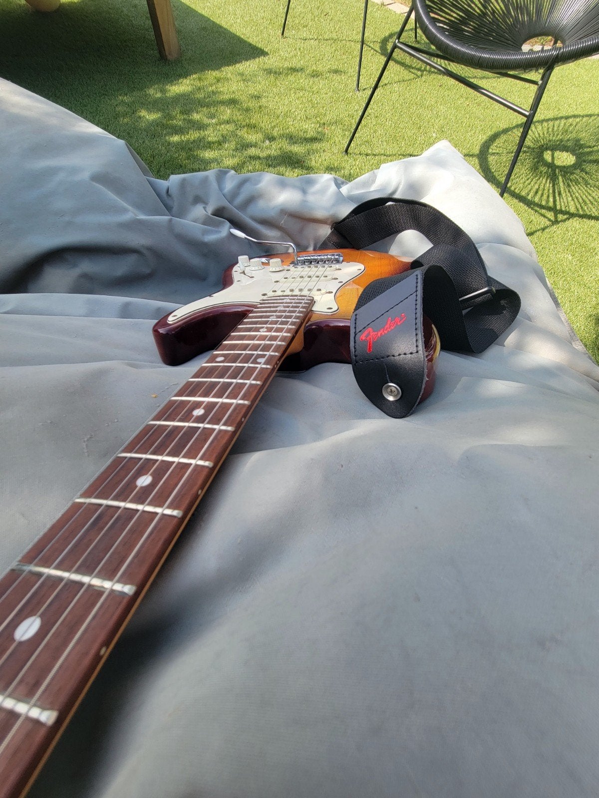 Fernandes sunburst stratocaster rok-axe, Muziek en Instrumenten, Snaarinstrumenten | Gitaren | Elektrisch, Solid body, Fender