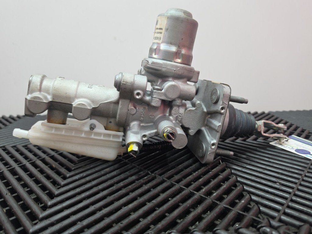 MAITRE CYLINDRE DE FREIN Nissan NV 200 (M20M) (01-2010/-), Robert Bosch AG, Utilisé, Robert-Bosch-Allee 1
74232  Abstatt, DE, Engineering@bosch.com