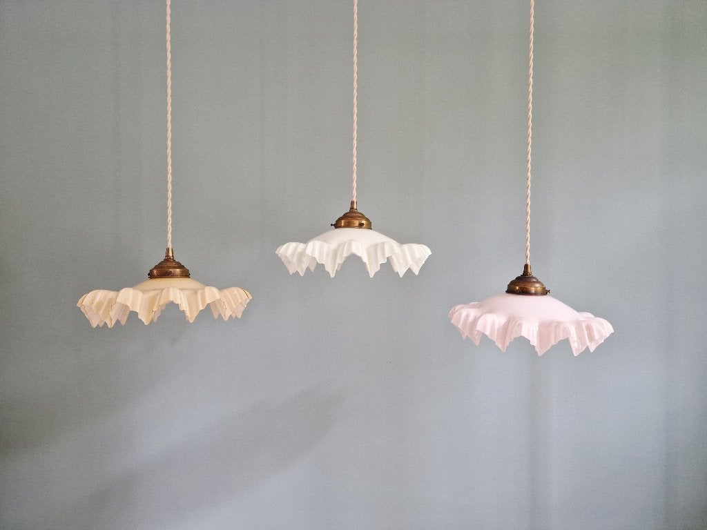 Trio de suspensions Art Déco en opaline festonnée, 1920-30, Enlèvement ou Envoi