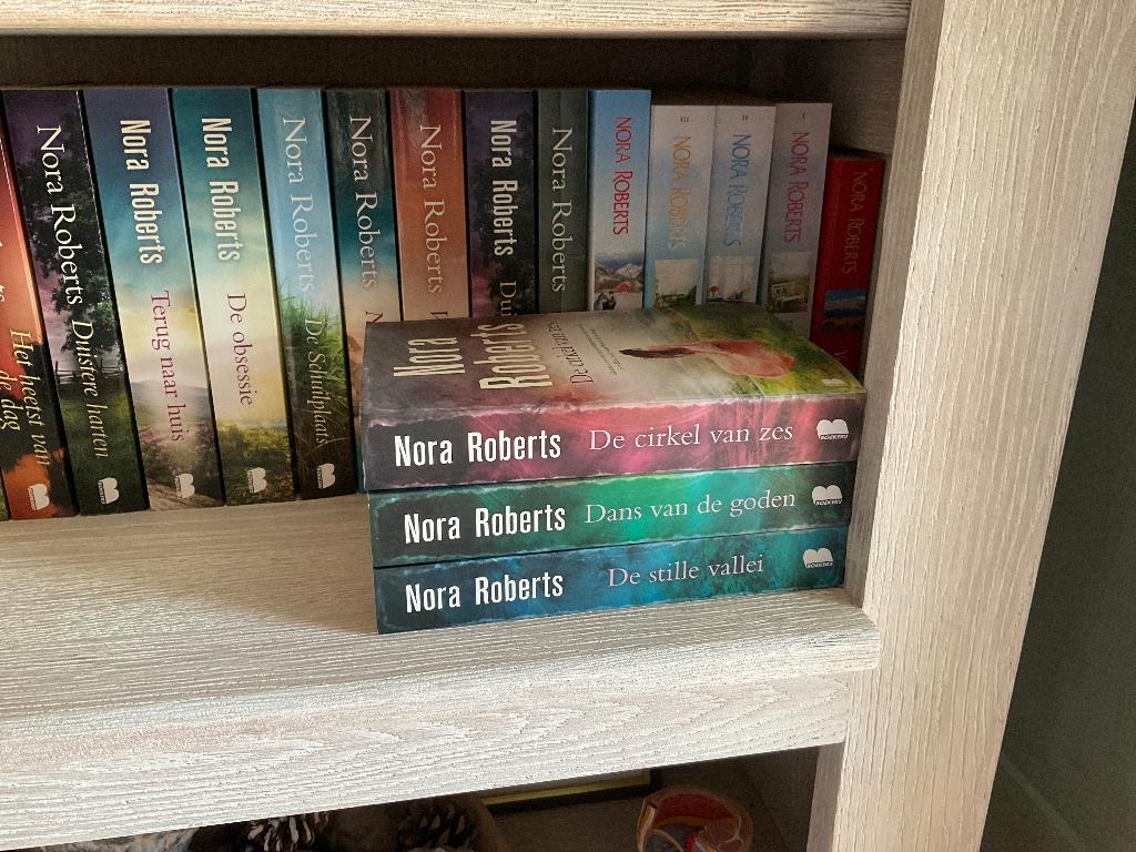 Boeken, Boeken, Ophalen, Zo goed als nieuw, Nora Roberts