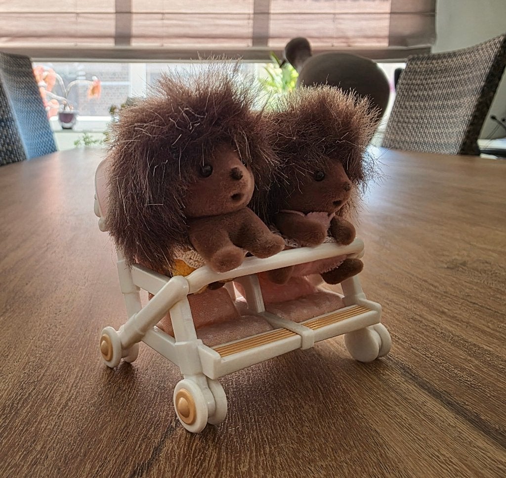 Sylvanian families baby egeltjes en buggy, Ophalen, Zo goed als nieuw, Babypop