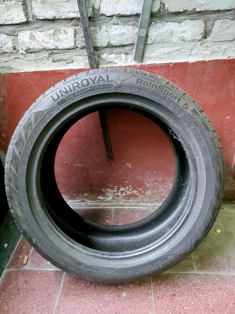 Pneu Uniroyal RainSport 5 - 225/45 R17 94Y XL (DOT 5023), Autos : Pièces & Accessoires, Enlèvement, Pneu(s)