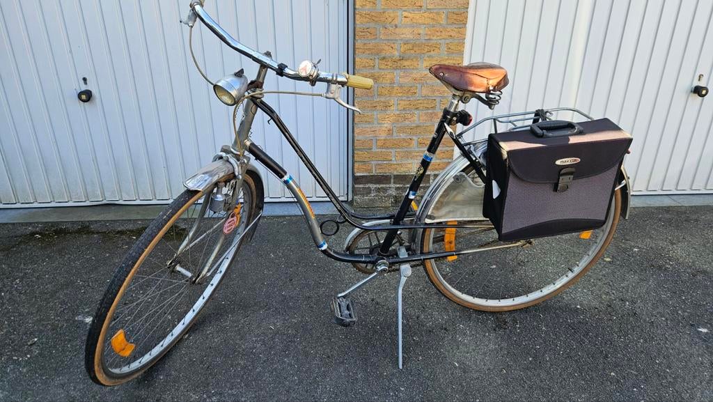 Oude novy fiets met tas, Ophalen