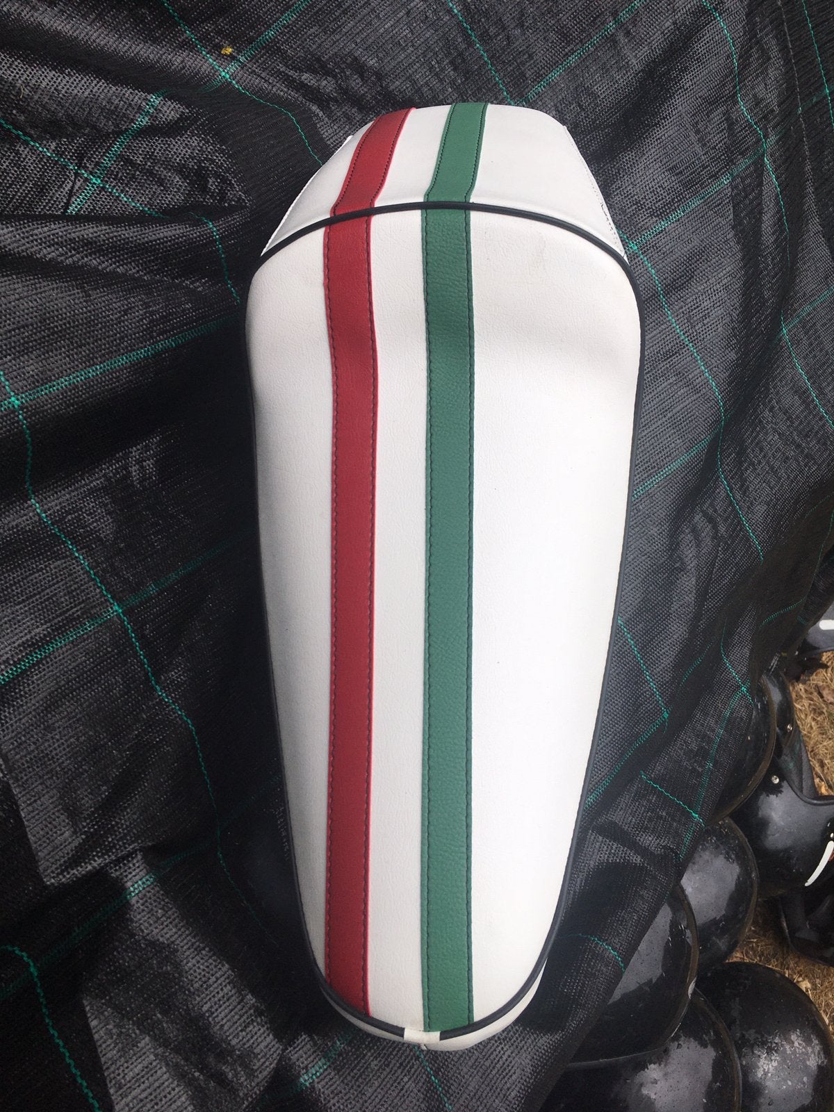 Nieuw overtrokken zadel oldtimer Vespa, Fietsen en Brommers, Brommers | Vespa, Ophalen of Verzenden, Nieuw