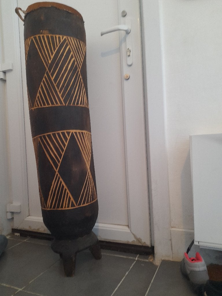 Hoge Afrikaanse trommel djembé, Enlèvement, Utilisé, Tambour