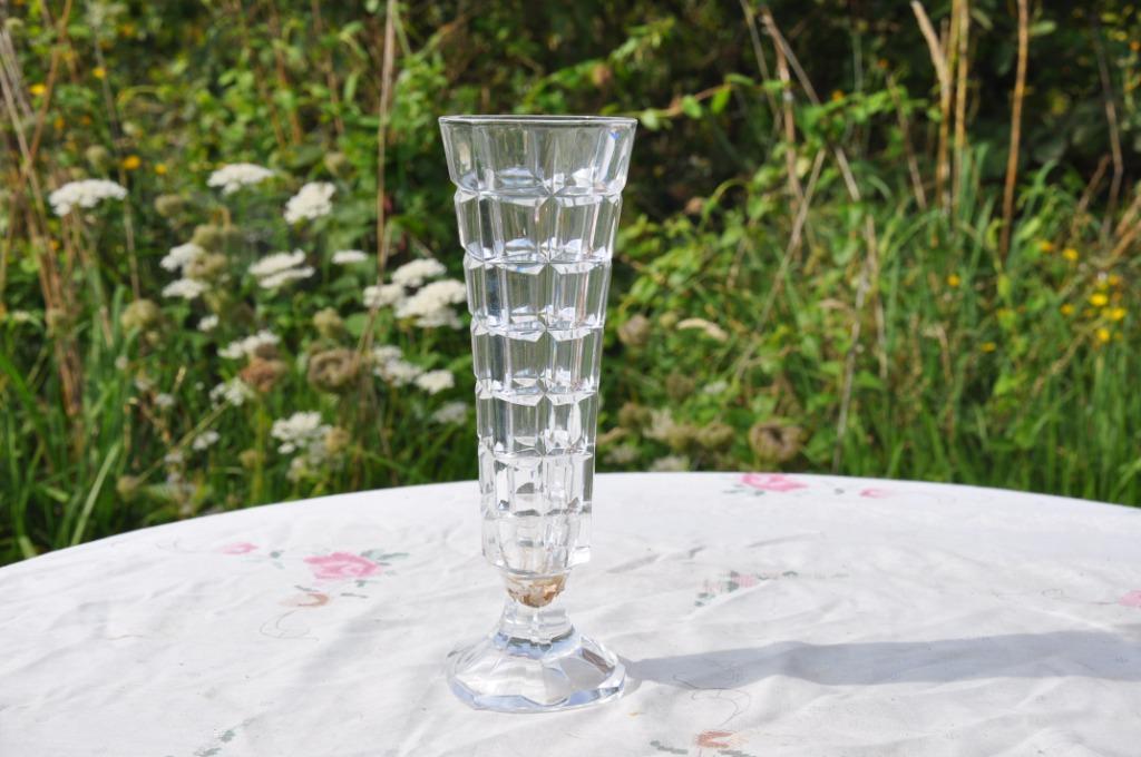 vase évase sur pied au motif carré, Enlèvement ou Envoi
