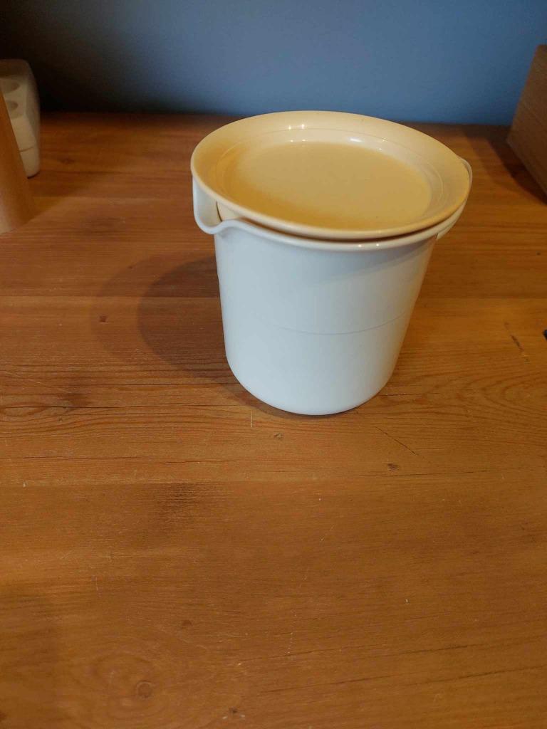 tupperware melkkan, Huis en Inrichting, Ophalen of Verzenden, Zo goed als nieuw, Crème, Beker of Kan