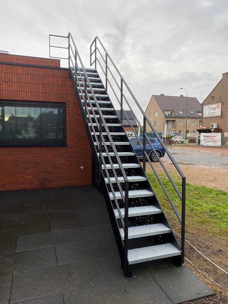 Stalen trappen. Binnen en buiten, Ophalen