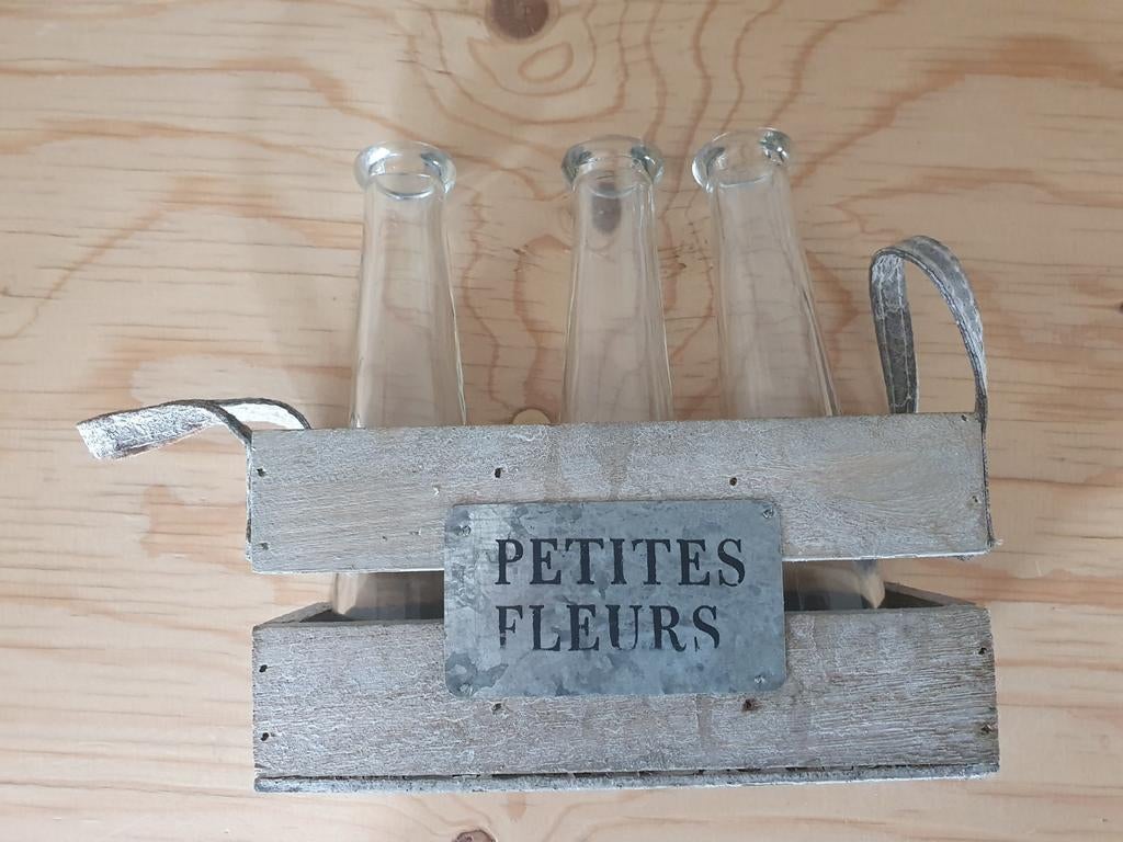 3 vaasjes in houten kratje met label - Hoogte: 18 cm, Overige kleuren, Ophalen of Verzenden, Minder dan 50 cm, Glas