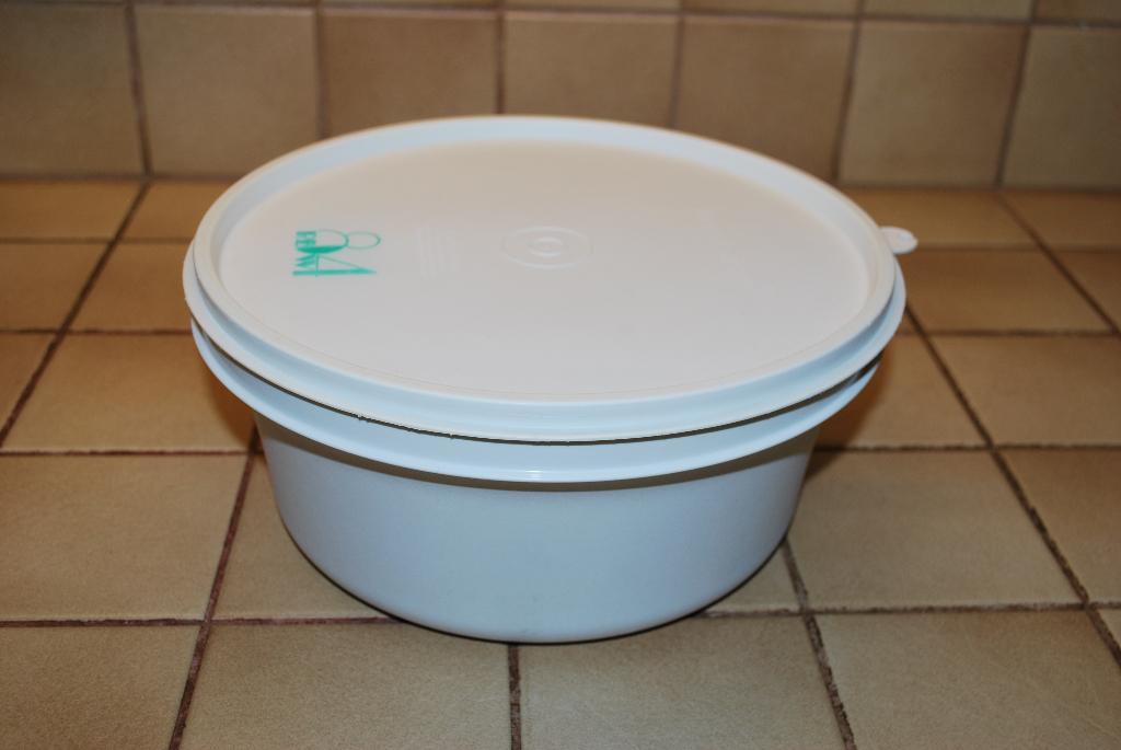 TUPPERWARE Witte ronde blenderkom met deksel Zeer goed, Ophalen of Verzenden, Gebruikt, Wit, Bak of Kom