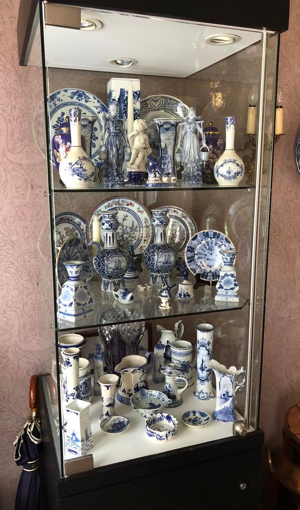 Vitrine kast met mooie verzameling Delfts blauw, Antiek en Kunst, Ophalen