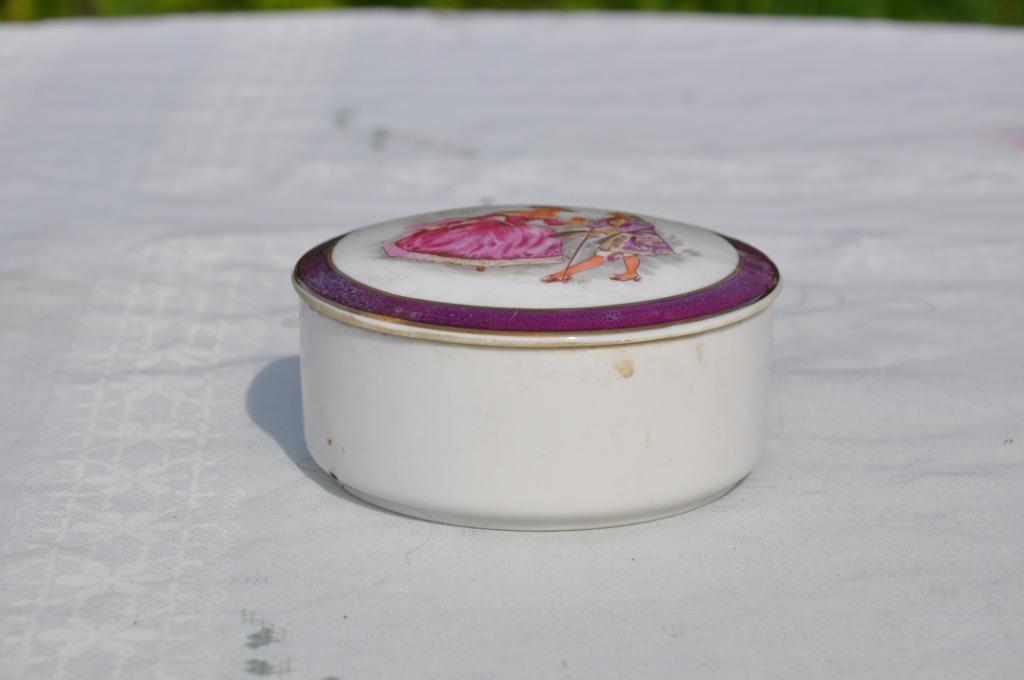 bonbonniere porcelaine marquis et marquise, Antiquités & Art, Enlèvement ou Envoi