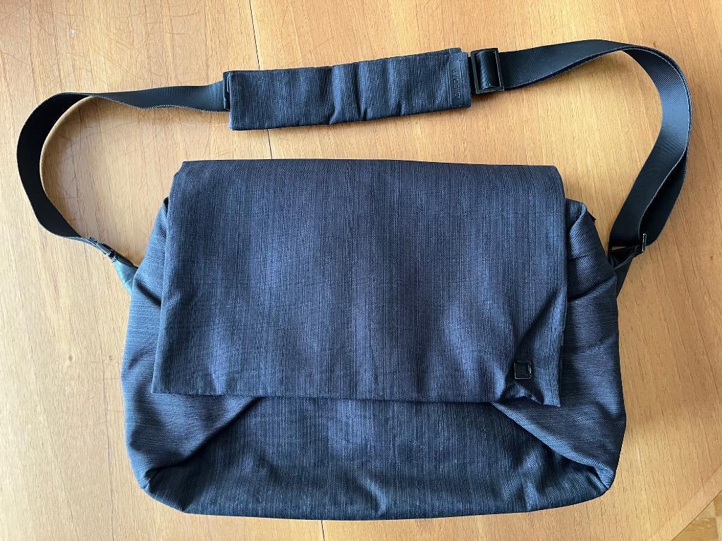 Messenger bag Dicota 13", Handtassen en Accessoires, Tassen | Schoudertassen, Overige merken, Gebruikt, Ophalen of Verzenden, Grijs
